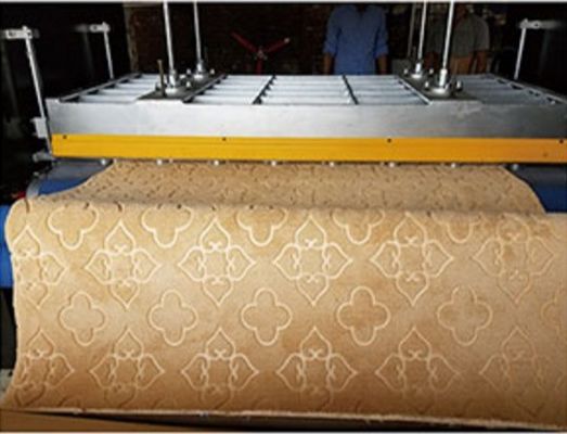 Automatische Sponge-Laminated Teppich-Embossing-Maschine mit Schneiden 2 in 1 einfach zu bedienen
